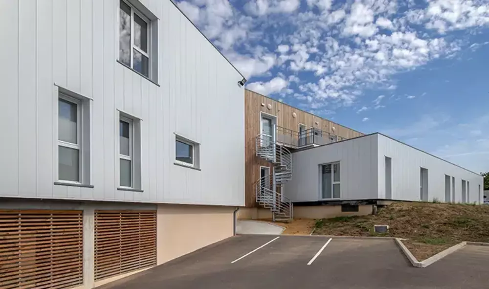 Étude de cas – L’histoire d’un dépôt inexpliqué sur un revêtement bois